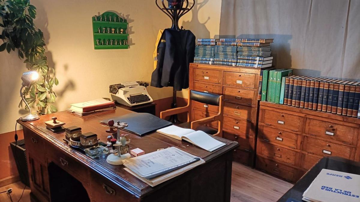 La oficina del padre de Amancio Ortega, recreada con sus muebles en el museo.