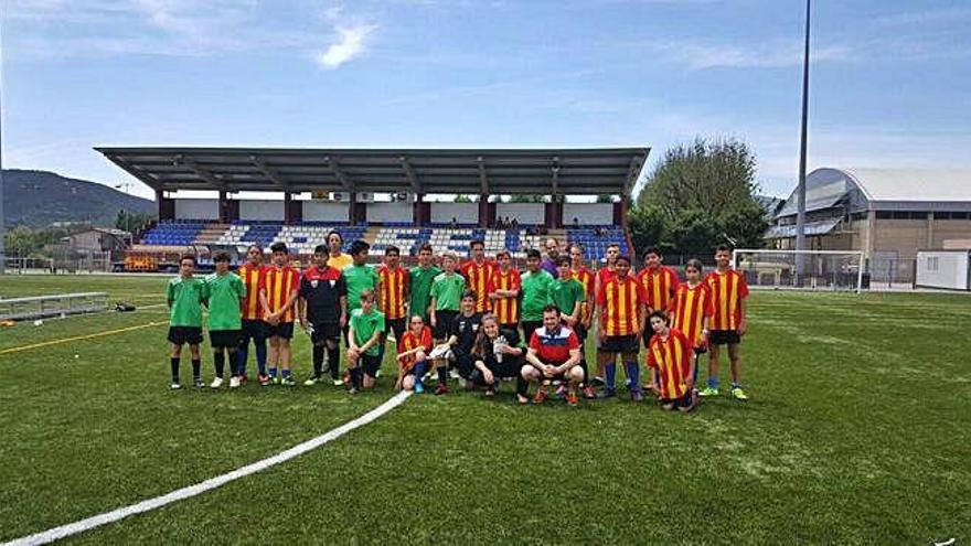 Dos equips de futbol després d&#039;un partit amistós al camp de la Seu