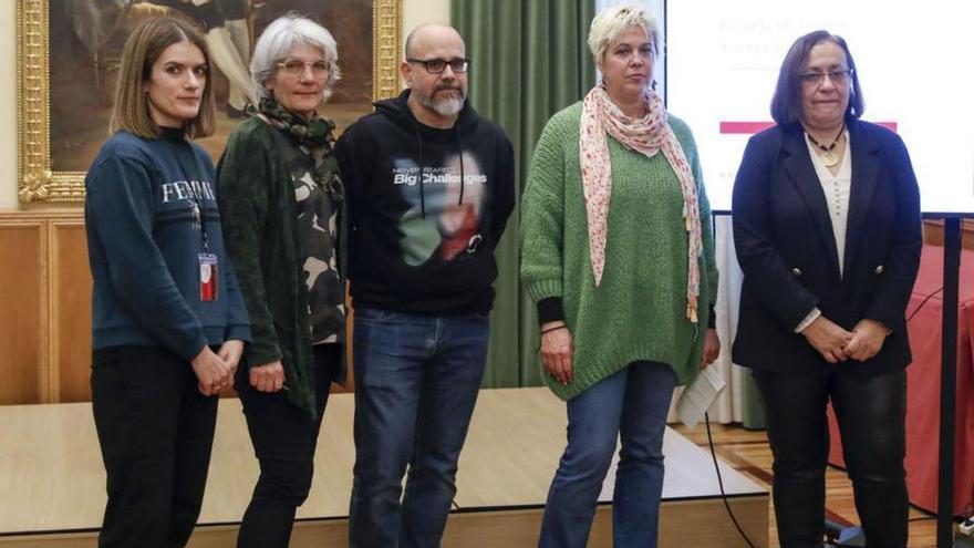 Por la izquierda, Raquel Gutiérrez, Rosa Ardura, Marcos Juez, Montserrat Gómez y Natalia González, ayer, durante la presentación. | Marcos León