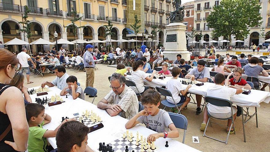 Els «Escacs a la fresca» de la plaça Independència són un dels tornejos que sol organitzar el CE Gerunda.