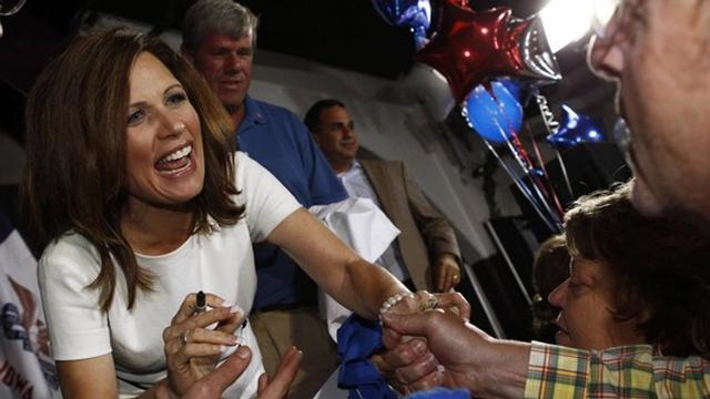 Michele Bachmann saluda a sus seguidores en Waterloo, Iowa.