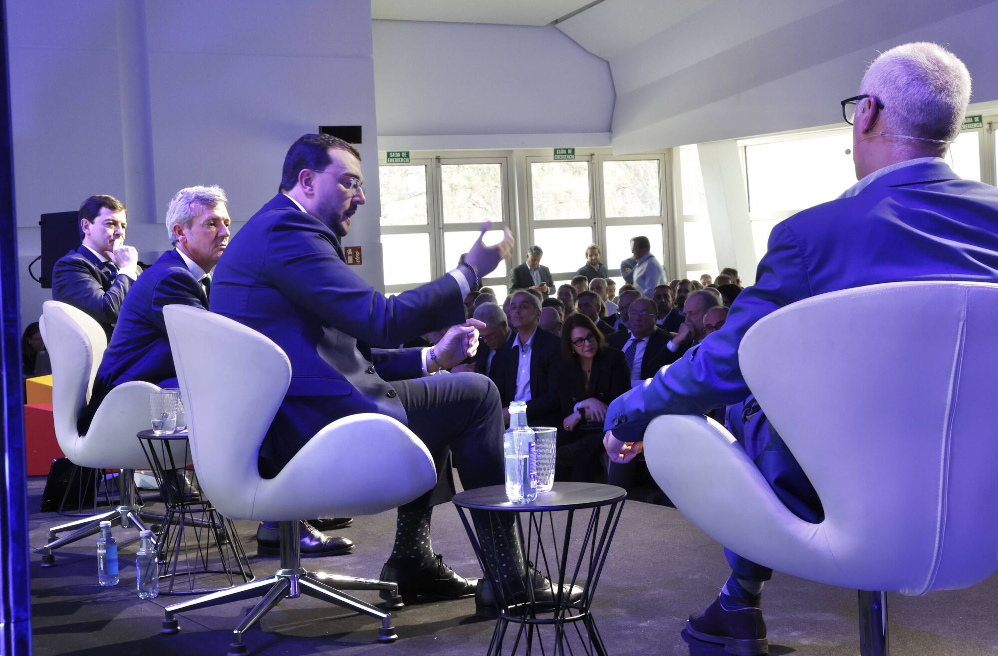 Un momento de la mesa "Oportunidades del Noroeste’", moderada por el director de Faro de Vigo, con Alfonso Rueda, presidente de la Xunta de Galicia, Adrián Barbón, presidente del Principado de Asturias, y Alfonso F. Mañueco, presidente de la Junta de Castilla y León.