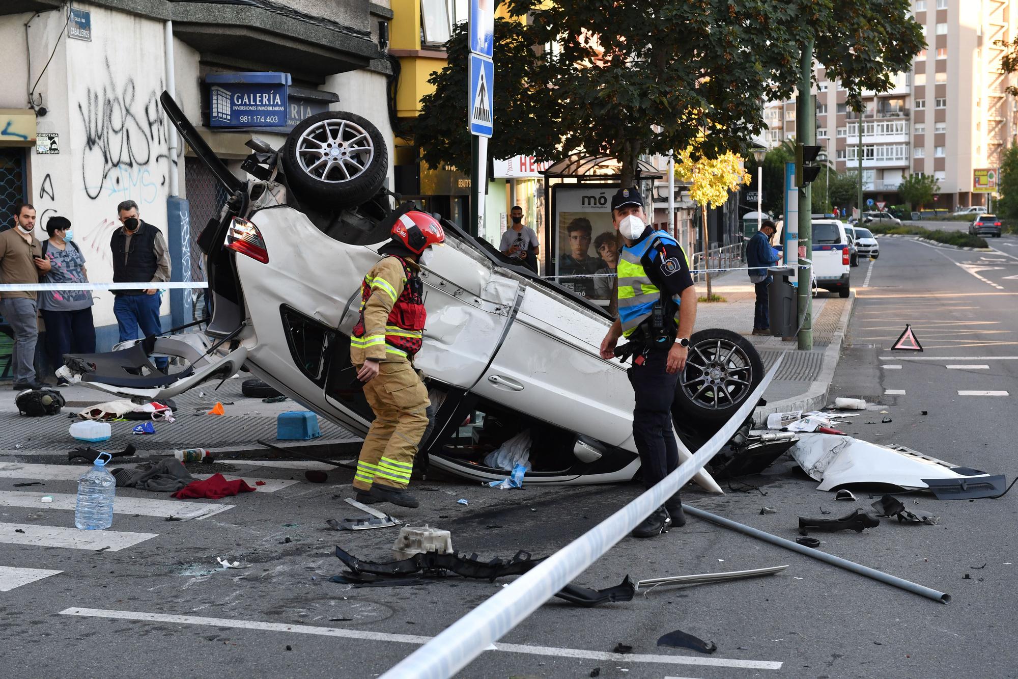 Espectacular accidente en A Coruña con un coche precipitado de un viaducto