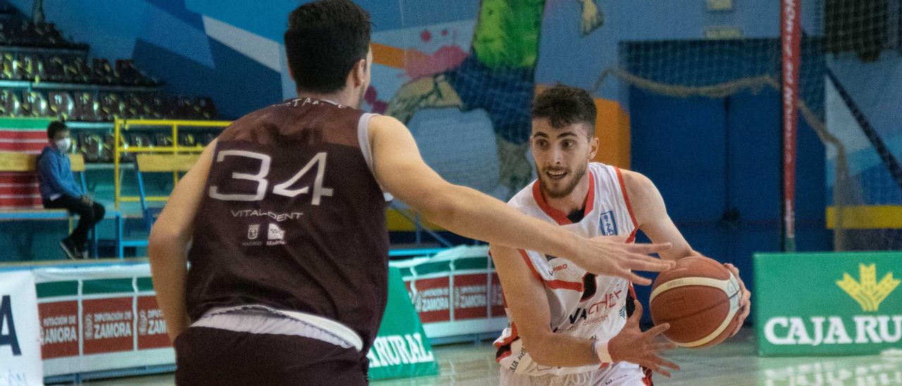 Sergi Costa encara a Bastante durante el duelo entre el Innova Chef y el Zentro Basket Madrid