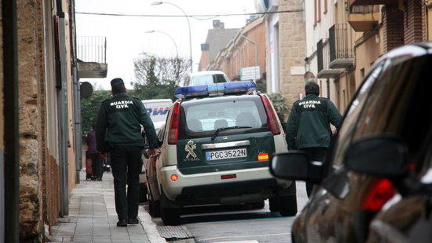 Dos agents durant l&#039;operatiu al carrer Pujades de Figueres.