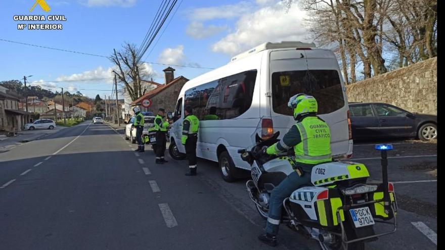 Interceptado en Padrón un microbús escolar cuyo conductor dio positivo