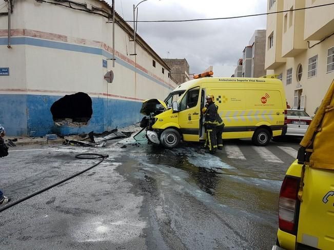 Accidente de una ambulancia en Vecindario