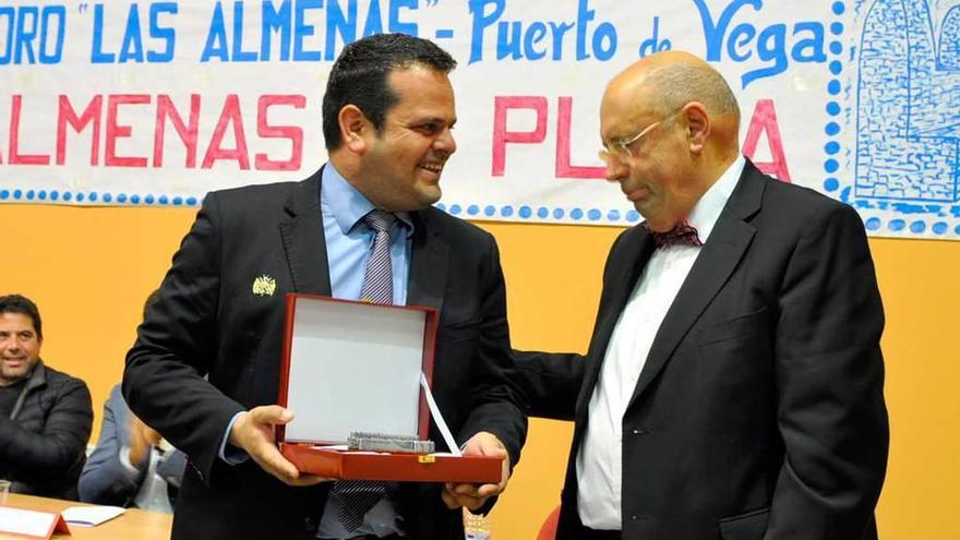 Adolfo García recibe de manos de Antono Fernández el galardón.