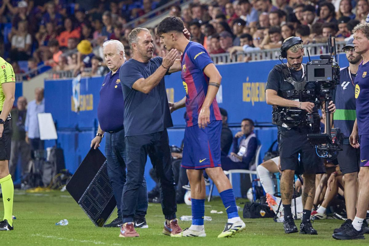 Hansi Flick da entrada a Marc Bernal en el partido Barça-Valencia de laLiga 2025/26