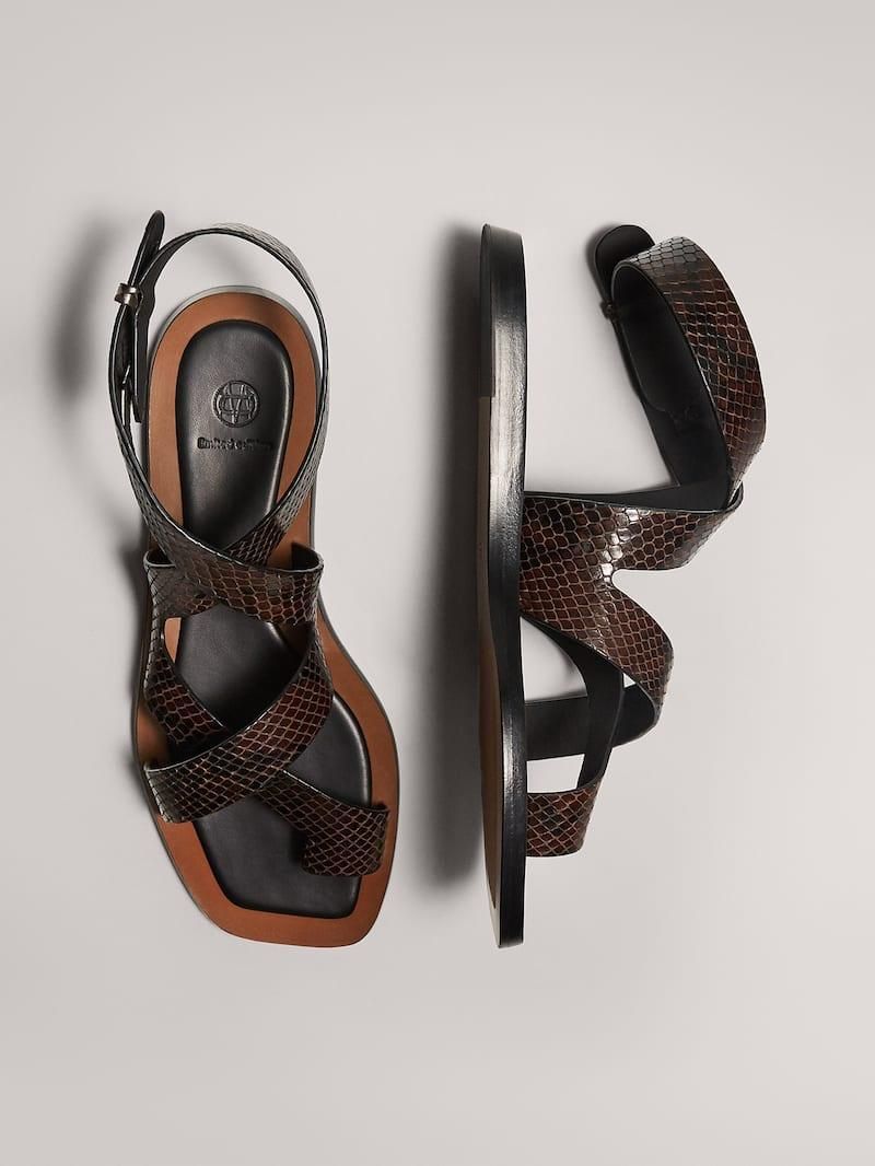 Sandalias planas edición especial de Massimo Dutti (Precio: 49,95 euros).