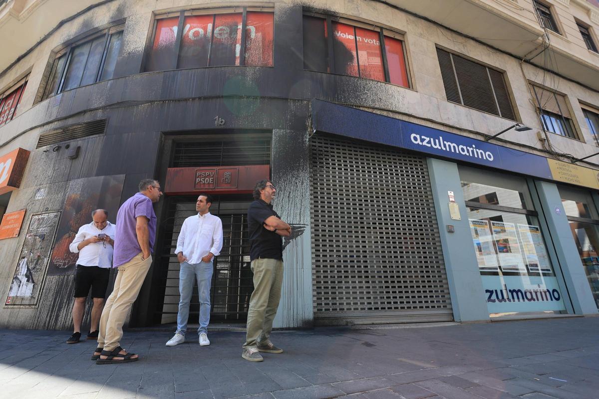 Mascarell, a la derecha, el día que fue vandalizada la sede del PSPV.