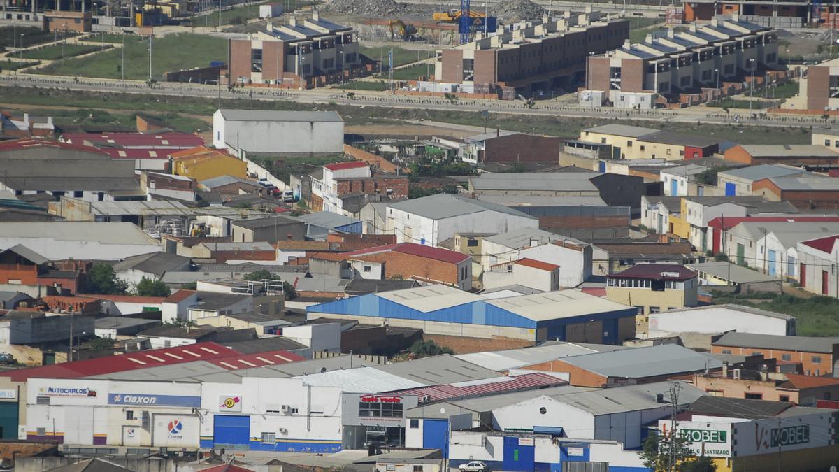 Naves en el polígono industrial de Charca Musia, en primer plano, en una foto de archivo.