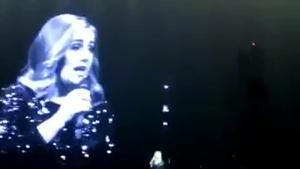 Moment en què Adele es posa a plorar al dedicar el concert a les víctimes d’Orlando.
