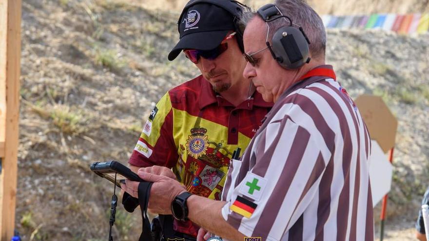 El alzireño Alberto Castrillo consigue el europeo de tiro como entrenador español