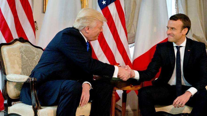El comentado saludo entre Macron y Trump.