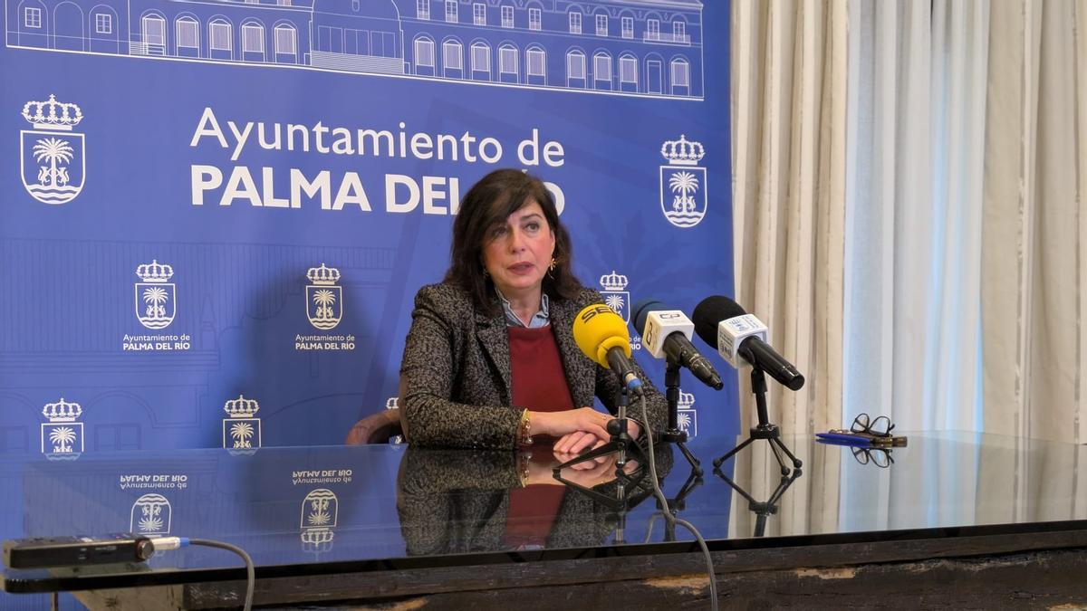 Matilde Esteo informa, este jueves, de la oficina que se instalará en Palma del Río.