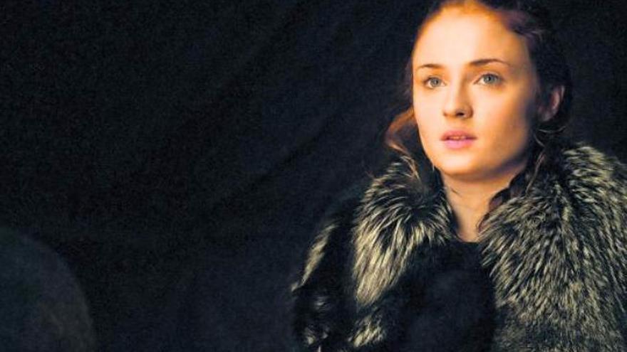 Sophie Turner en el papel de Sansa Stark. Emblemas de las familias protagonistas en la página siguiente. hbo