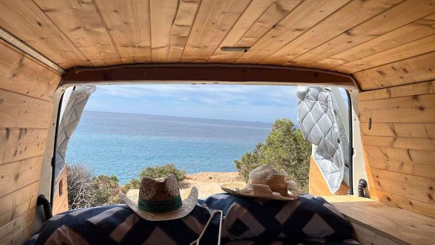 Airbnb ofrece una furgoneta &quot;para descubrir Ibiza y todos sus lugares mágicos&quot;