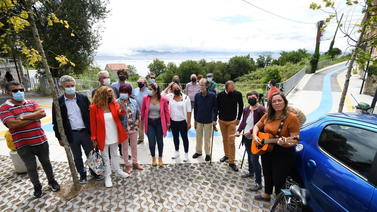 Un momento del acto de inauguración en una de las plazas del Camiño Real a su paso por Moaña.