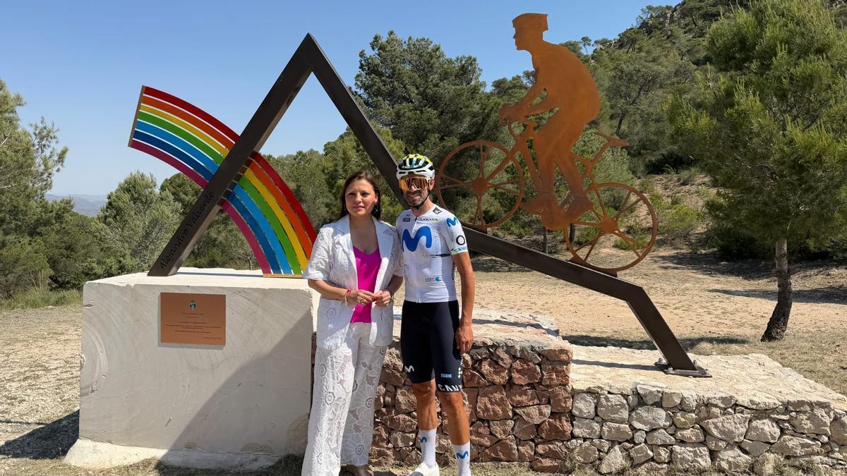 La alcaldesa de Fortuna, Catalina Herrero, y Alejandro Valverde, frente al monolito