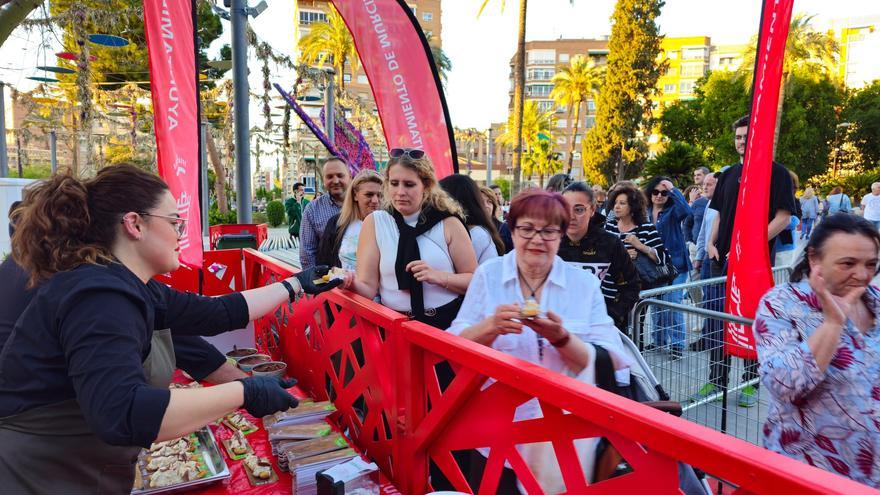 Largas colas para degustar una marinera y una cerveza gratis en la Plaza Circular de Murcia