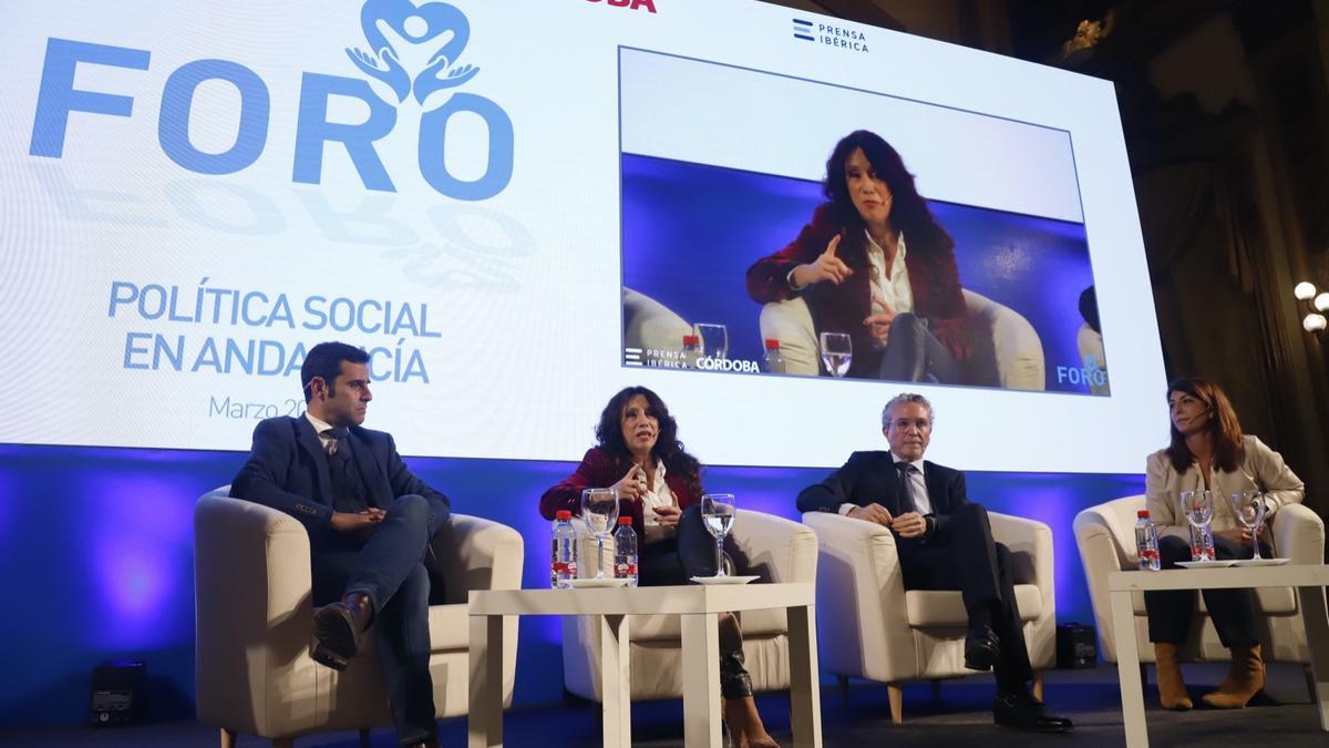 Jaime Fernández, Rocío Ruiz, Blas García y María Torralbo debaten sobre políticas sociales.