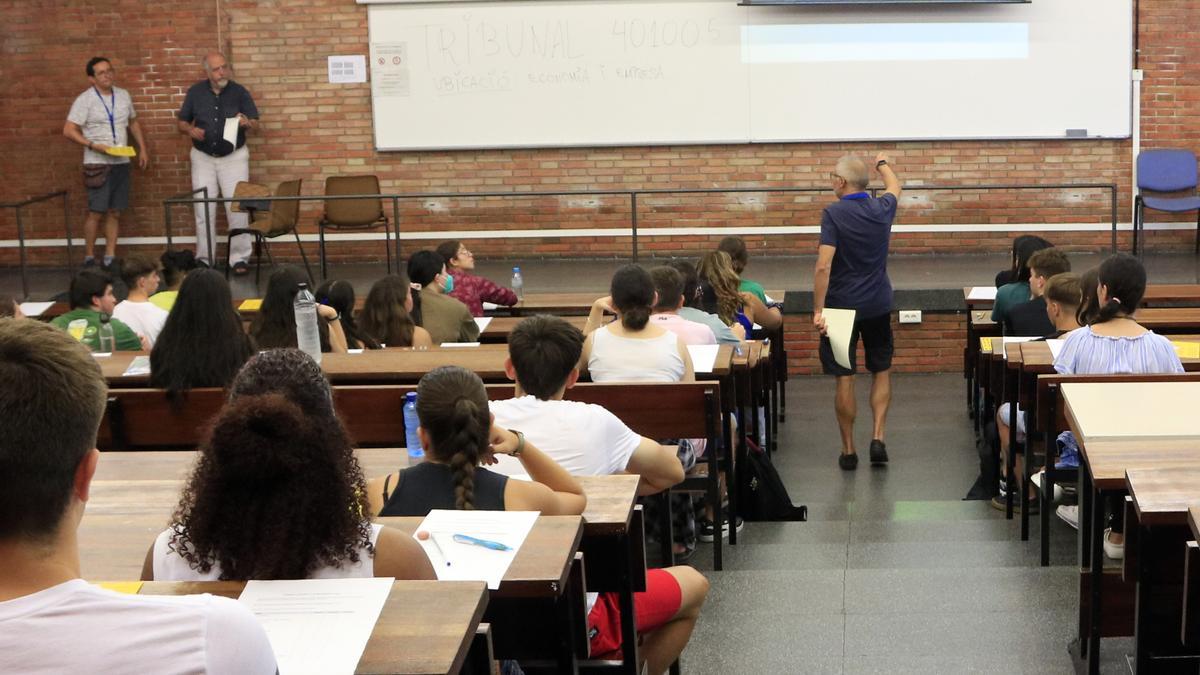 Estudiants a punt de començar el primer examen de la convocatòria de setembre de la prova d&#039;accés a la universitat (PAU), en una aula de la Facultat d&#039;Economia i Empresa de la Universitat de Barcelona.