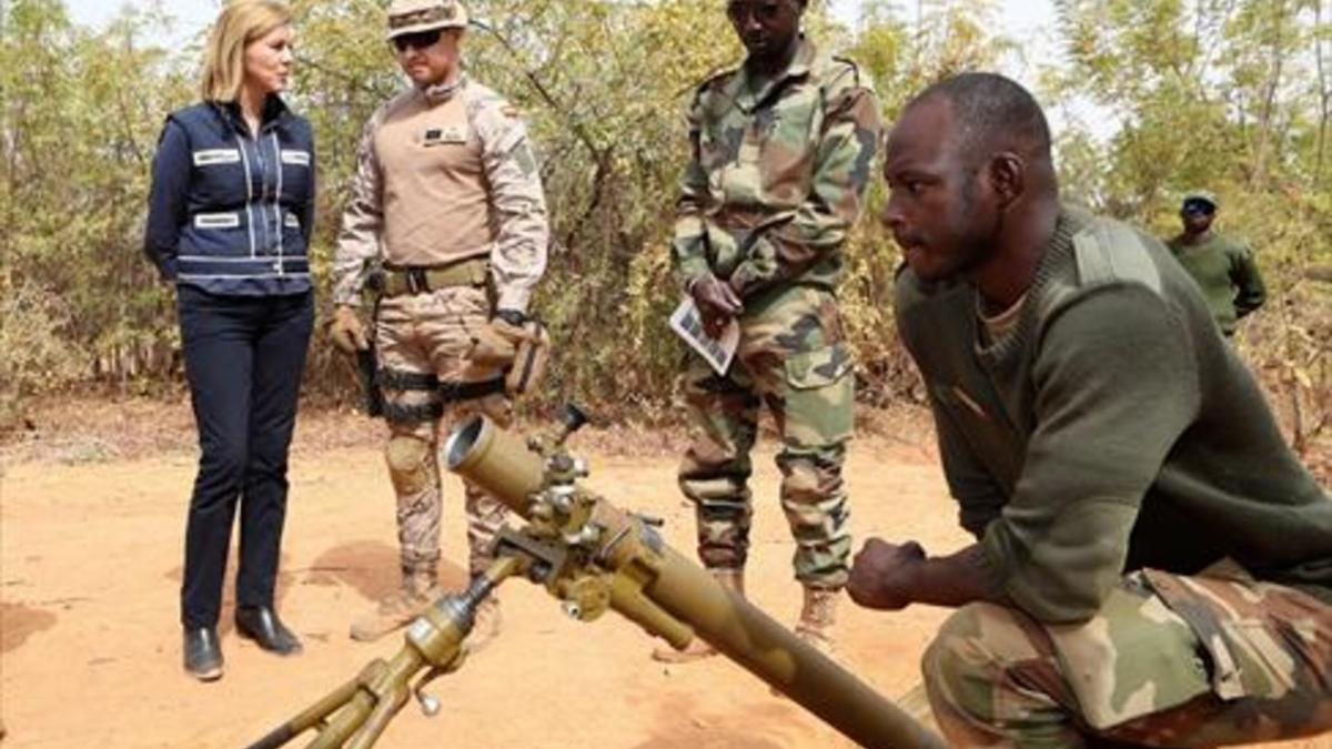 María Dolores de Cospedal, durante su visita a las tropas españolas en Mali.