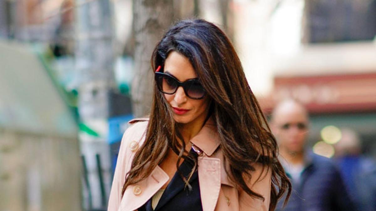 Amal Clooney con 'trerch' y traje de chaqueta