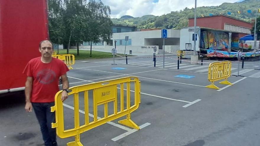 Jaime Sánchez, de la comisión de festejos, ayer, en la zona reservada para atracciones infantiles, en fase de montaje. | D. M.