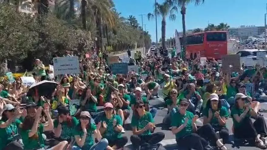 Los profesores de Alicante cortan el tráfico en la N-332 con una sentada