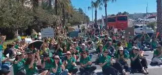 Los profesores de Alicante vuelven a las calles y cortan el tráfico de la N-332