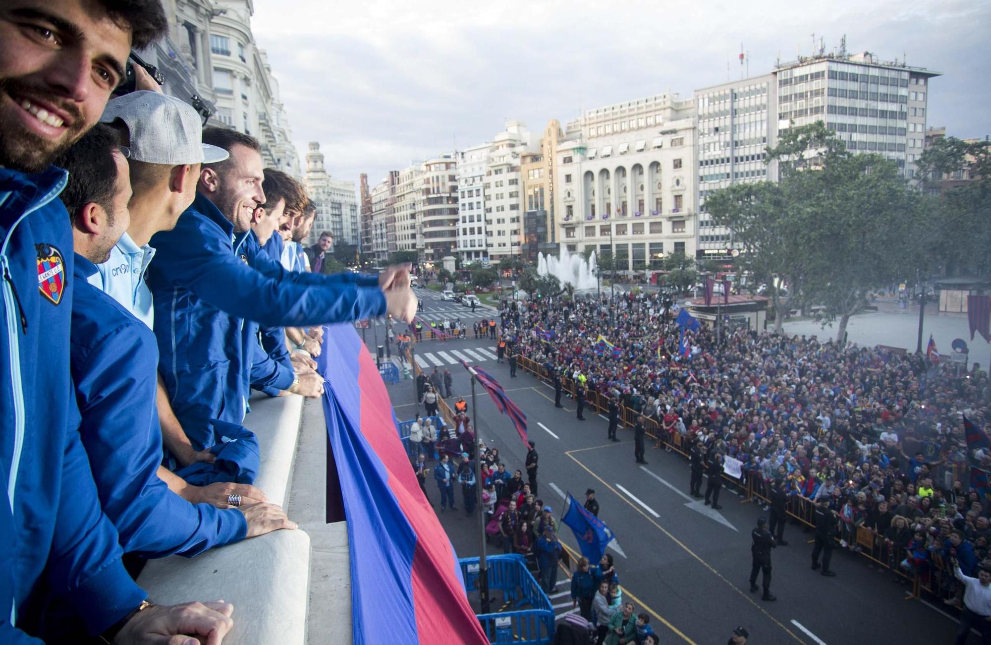 Rememora anteriores ascensos del Levante con imágenes ya históricas