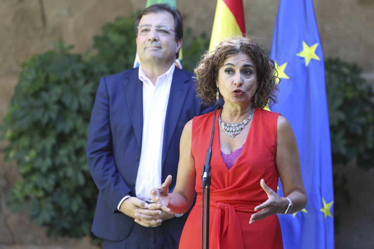 La ministra de Hacienda y Función Pública, María Jesús Montero, junto al presidente de Extremadura, Guillermo Fernández Vara.