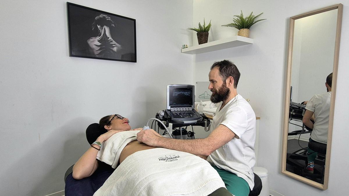 Rafael Vicetto, director de la clínica Fisioterapia Vicetto, especializada en diástasis, con una paciente que sufre esta disfunción abdominal
