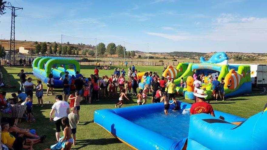 Un momento de los actividades desarrolladas en el campo de fútbol.