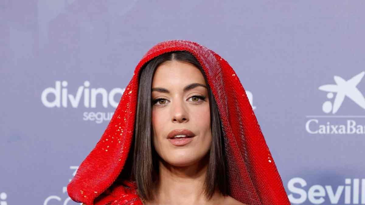 Premios Goya 2023: Dulceida con vestido rojo de lentejuelas y capucha