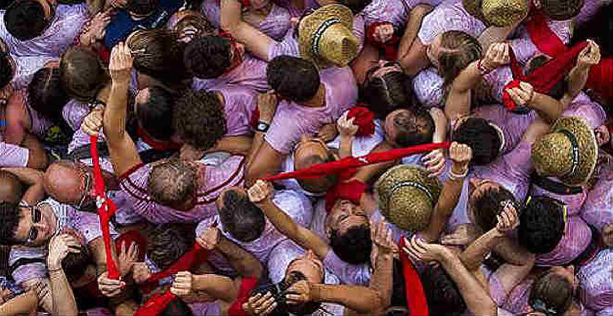 La gent ocupa el carrer en aquesta cerimònia del ’txupinazo’ que ha donat inici al Sant Fermí del 2015.