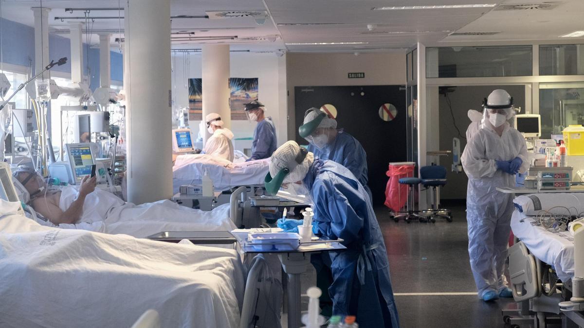 Atención a pacientes con coronavirus en el Hospital de Elda.