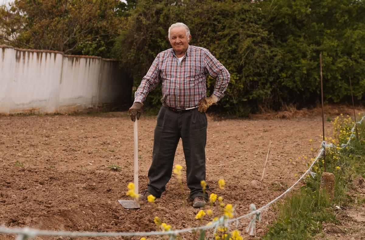 Raimundo, uno de los vecinos del pueblo, en su huerto, donde está plantando calabazas.