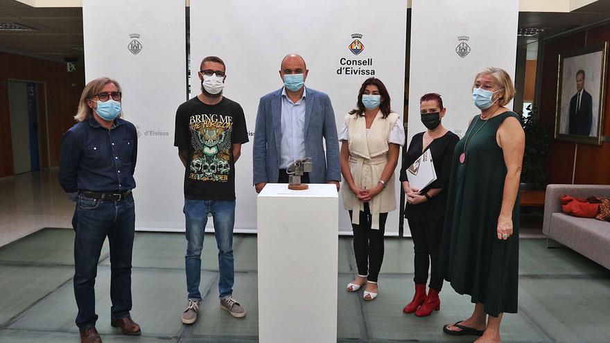 Una lagartija de forja, premio y detalle protocolario del Consell de Ibiza