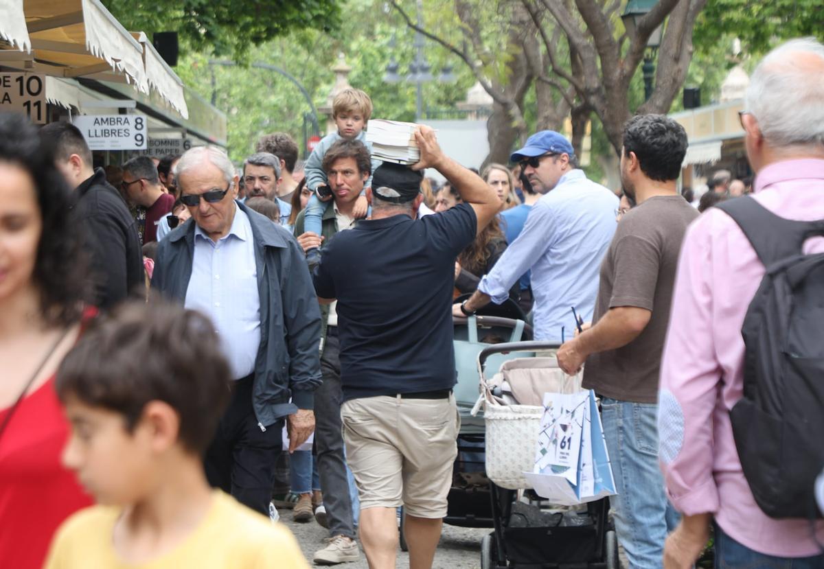 La Fira del Llibre desafía al mal tiempo y celebra un sábado de máxima afluencia La Fira del Llibre desafía al mal tiempo y celebra un sábado de máxima afluencia