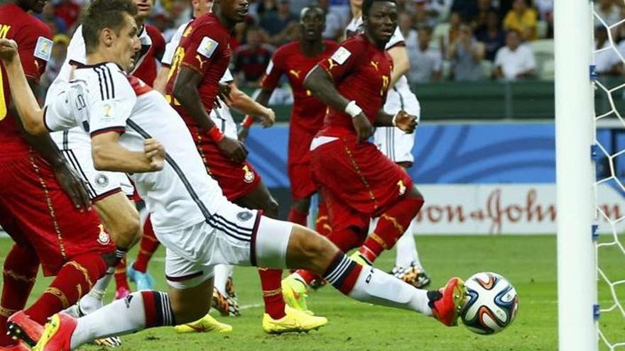 Miroslav Klose anota el segundo gol de Alemania.