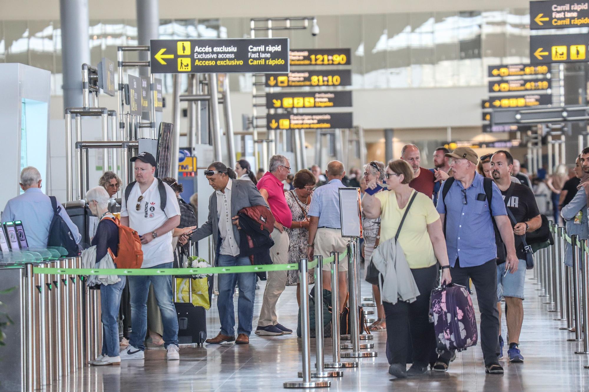 Flujo de pasajeros en la terminal del El Altet