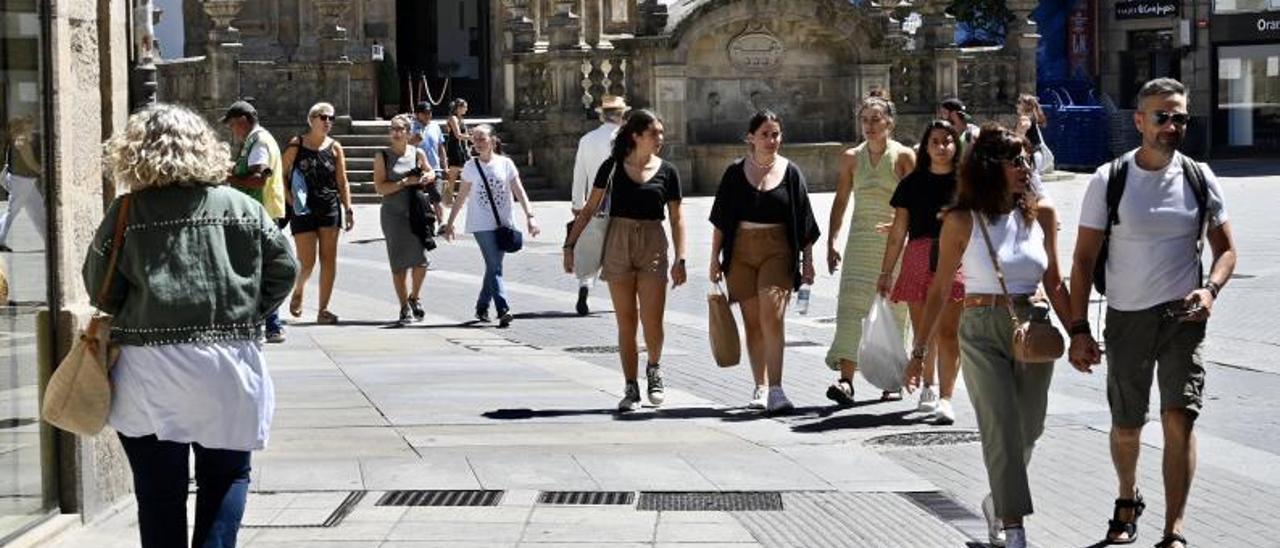 Gente caminando ayer sábado por el centro de Pontevedra.  // RAFA VÁZQUEZ