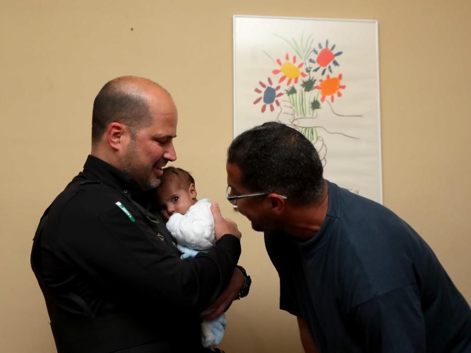 Los padres del bebé que estuvo a punto de morir en Russafa reciben a los policías que lo salvaron