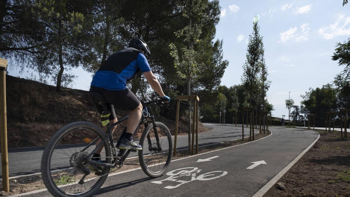 Una ciclista passa pel nou tram acabat aquest mes de la via verda de Manresa a Santpedor