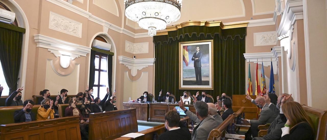 El salón de plenos del Ayuntamiento albergó el pleno municipal de febrero. En la imagen, una de las votaciones llevadas a cabo.