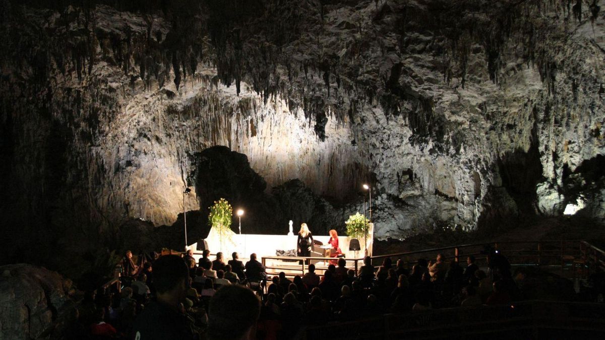 Una actuación en La Cuevona de Ardines, en Ribadesella.