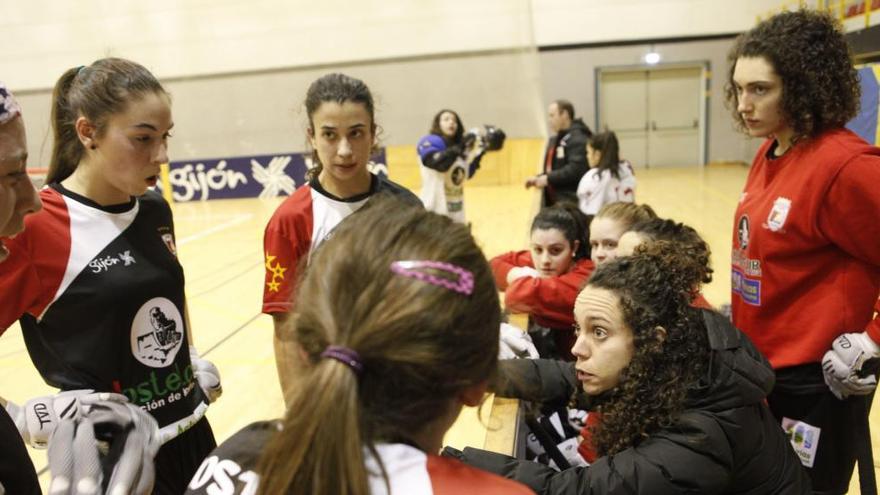 Las jugadoras del Hostelcur Gijón reciben las indicaciones de su entrenadora durante un partido.